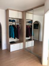 Garderobe in einer Nische